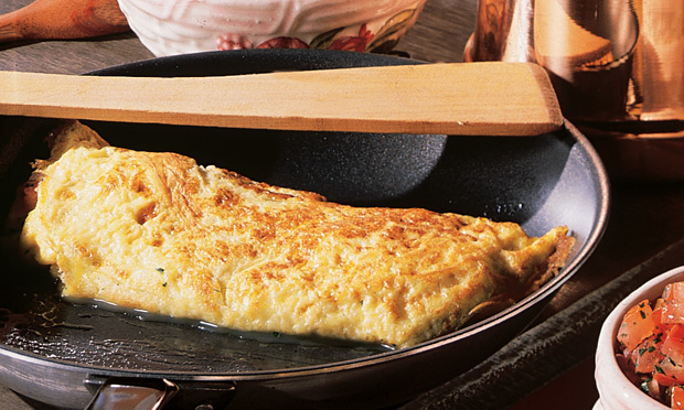 Omelete de tomate e manjericão