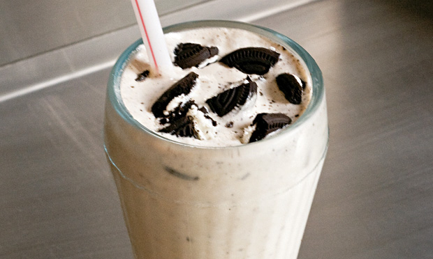 Milk-shake com pedaços de biscoito