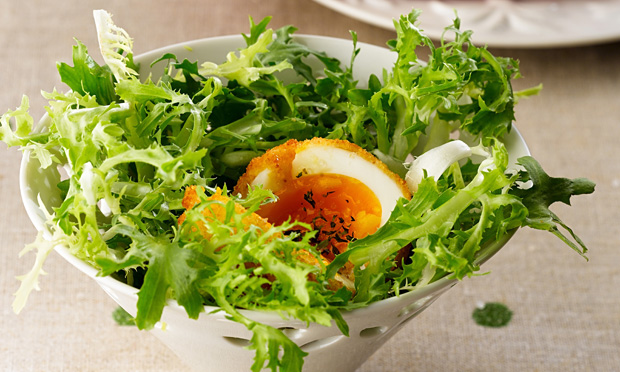 Ovo empanado com salada de alface frisée