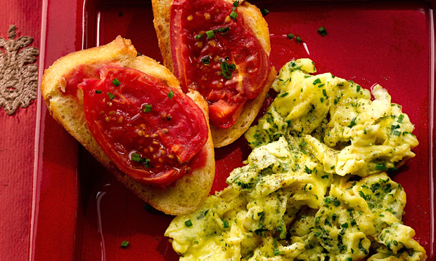 Ovo mexido com ervas frescas e torrada com tomate