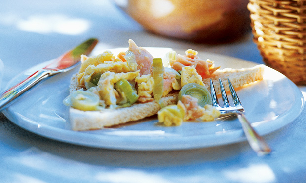 Ovos mexidos com salmão e alho-poró