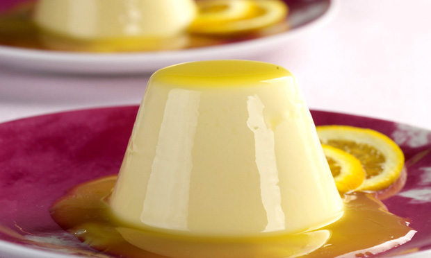 Panacota com calda de laranja