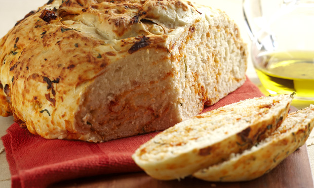 Pão de arroz com tomate seco e manjericão