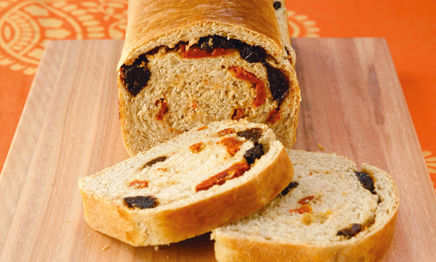 Pão com peru, ameixa e tomate seco