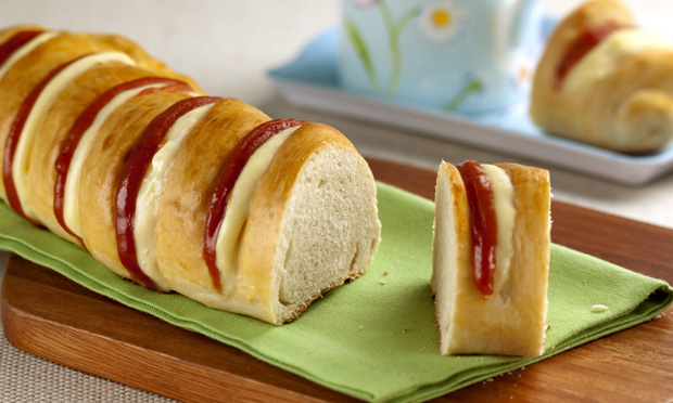Pão com creme e goiabada
