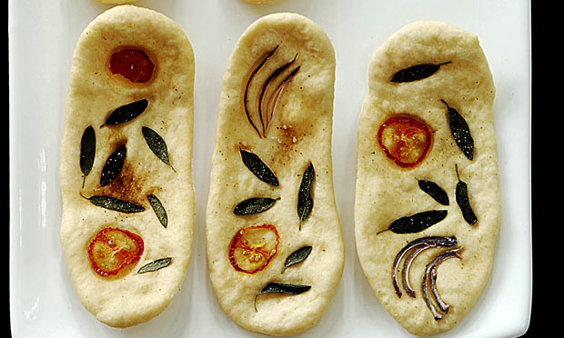 Pão crocante de sálvia