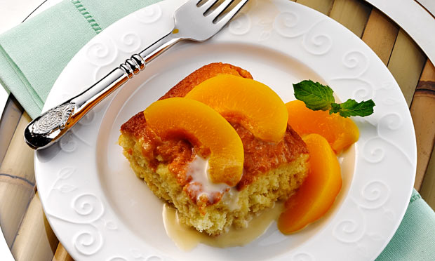 Pão de ló com pêssego em calda