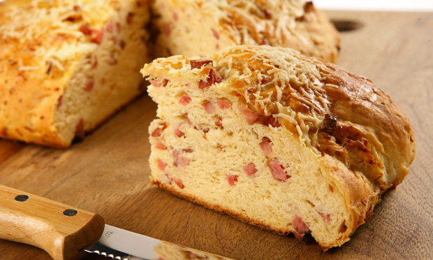 Pão de parmesão com linguiça