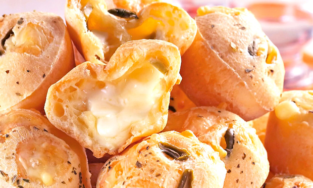 Pão de queijo de liquidificador recheado
