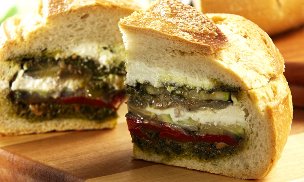 Pão italiano colorido ao pesto