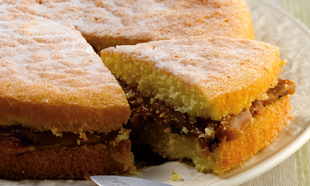 Pão-de-ló recheado com doce de leite com ameixa