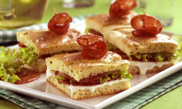 Pão-de-ló com recheio de requeijão e salame