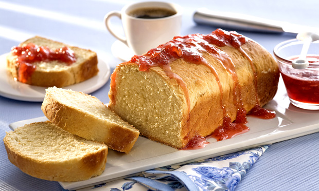 Pão prático de leite condensado com calda de morango