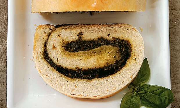 Pão recheado com manjericão