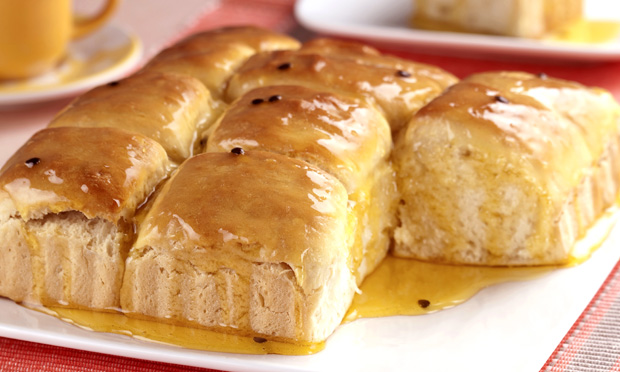 Pãozinho de mandioca com calda de maracujá
