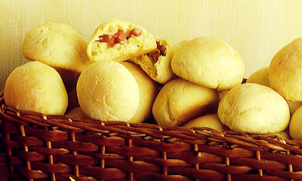 Pãozinho de mandioca com linguiça