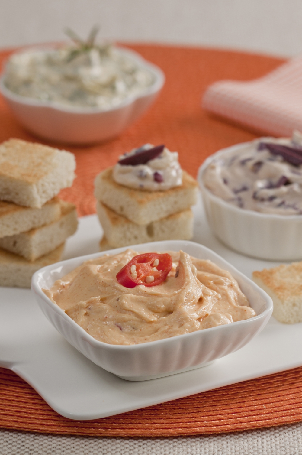Patê de queijo com azeitona, ervas e páprica picante