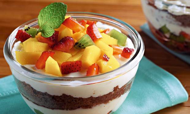 Pavê de leite condensado e frutas