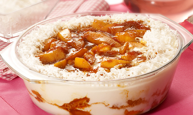 Pavê de manga caramelada com coco