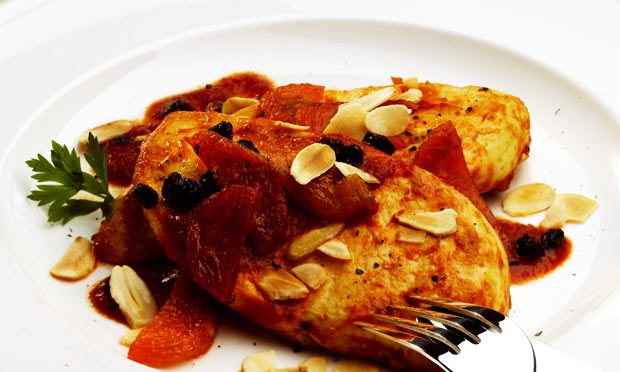 Peito de frango grelhado com molho de açafrão, frutas secas e amêndoas