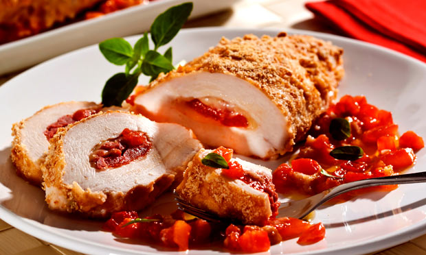 Peito de frango recheado de linguiça, pimentão e mussarela