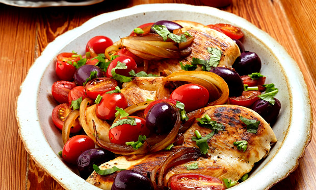 Peito de frango com molho de tomate grape e azeitona preta