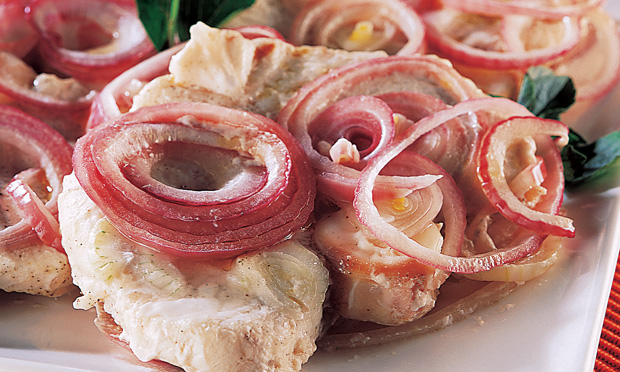 Peixe assado com cebola roxa