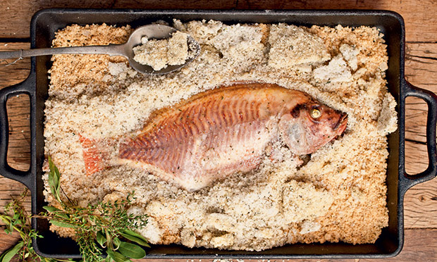 Peixe assado em crosta de sal grosso