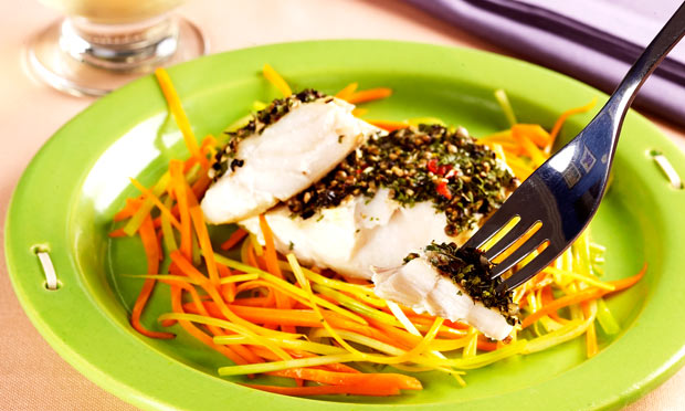Peixe com crosta de pimenta e legumes