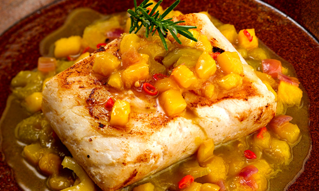 Peixe grelhado com molho de manga e pimenta-malagueta