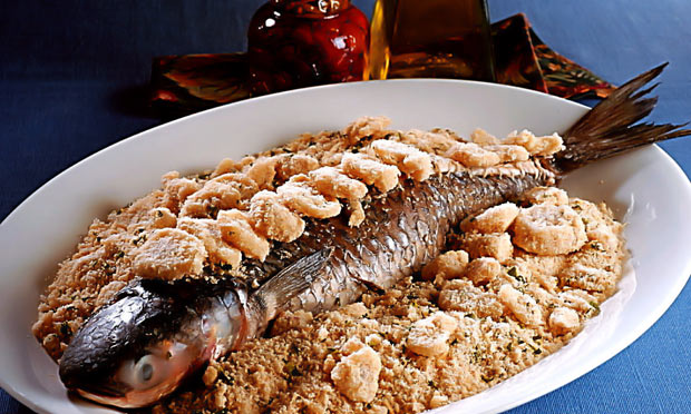 Peixe recheado com banana