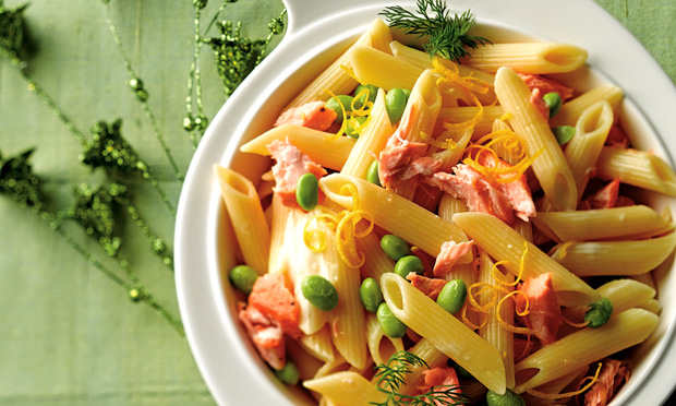 Penne com salmão e edamame