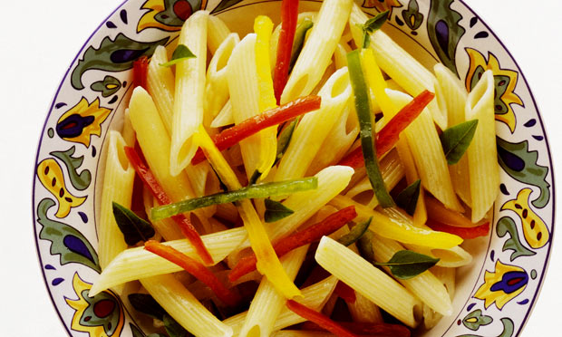 Penne com pimentão e manjericão
