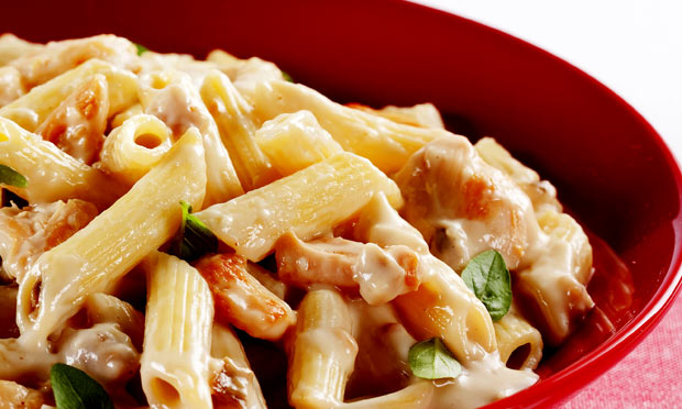 Penne com molho de cebola e frango