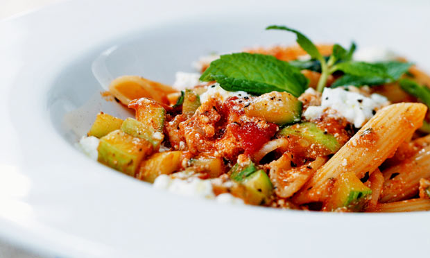 Penne com molho de tomates, abobrinha e cottage