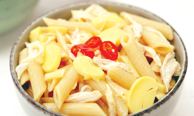 Penne oriental com frango