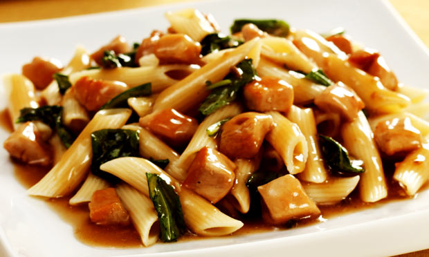 Penne prático com frango e rúcula