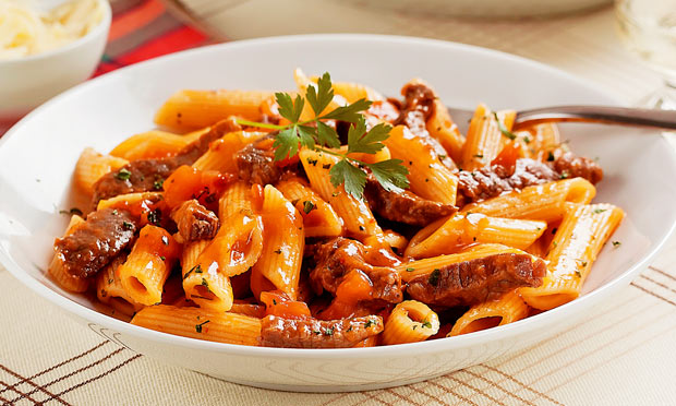 Penne com tiras de carne
