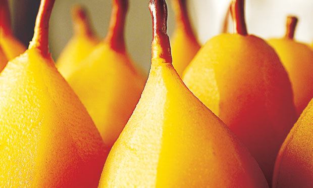 Pera com calda de laranja