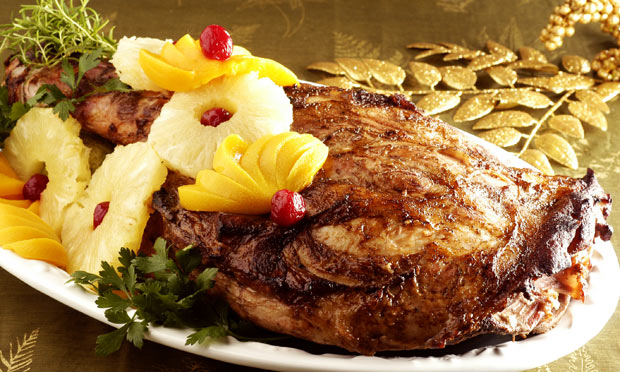 Pernil assado com shoyu e frutas
