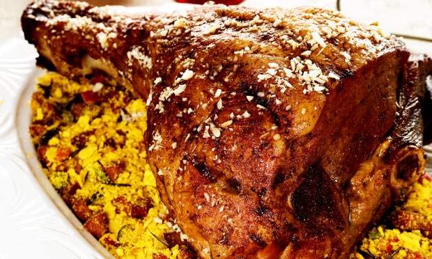 Pernil com molho de maracujá e farofa de frutas