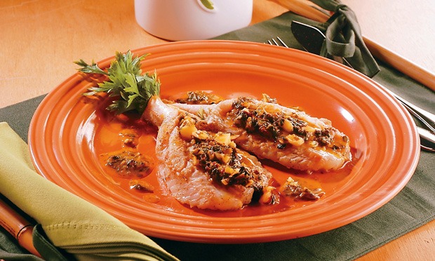 Pescada ao molho de maracujá e castanha-do-pará