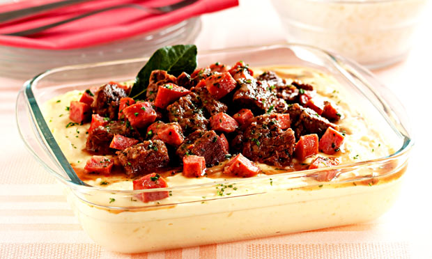 Picadinho de acém com creme de mandioca