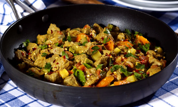 Picadinho de frigideira de coxão duro e legumes