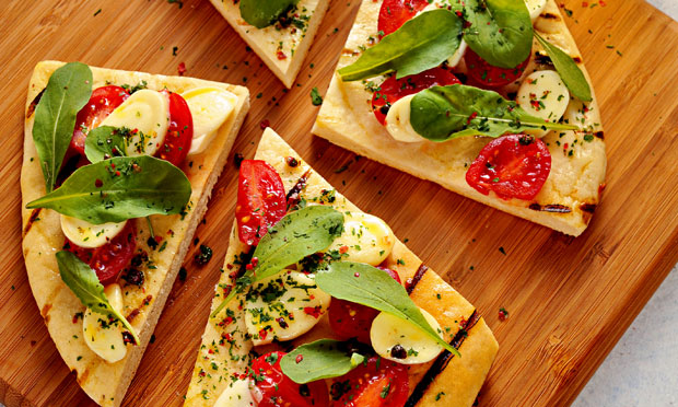 Pizza de rúcula e tomatinho
