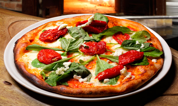Pizza de tofu, rúcula e tomate seco