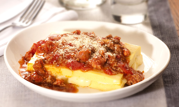 Polenta de milho-verde com molho picante