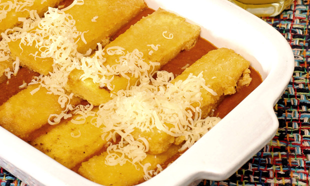 Polenta frita com molho de linguiça calabresa