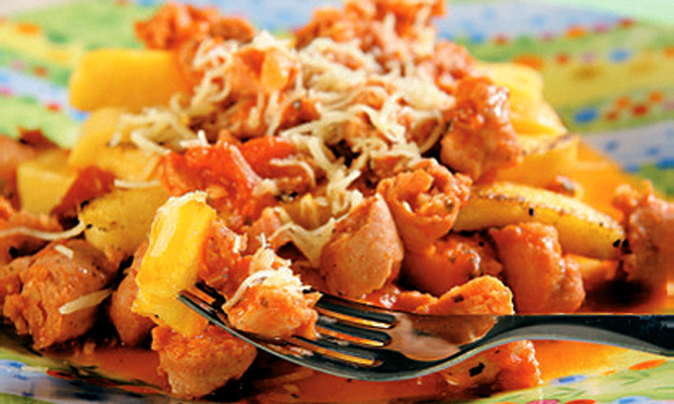Polenta grelhada com molho de linguiça
