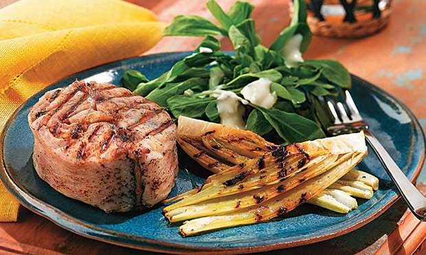 Posta de peixe com salada e molho de queijo
